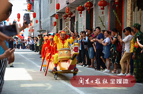 康里村端午旱地龙舟